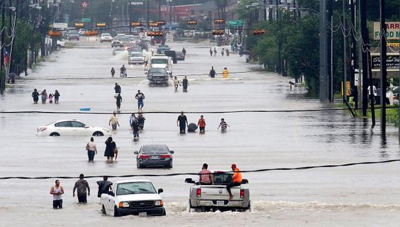 "Hay miles de personas fuera de sus casas, en refugios, esperando a que baje el agua", dijo el alcalde de Houston sobre el devastador paso de Harvey. (Foto: AFP)