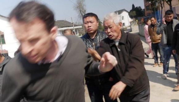 China: Policía obliga periodistas de la BBC a firmar confesión