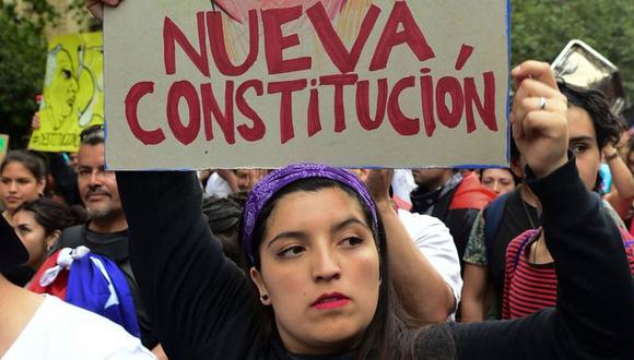 La elaboración de una nueva Constitución es para muchos chilenos una tarea pendiente de la democracia. (Getty Images).
