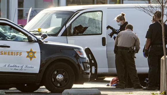 Las autoridades de California dicen que el sospechoso de un tiroteo en un club de baile de Los Ángeles que dejó 10 muertos se suicidó. (Foto AP/Damián Dovarganes).