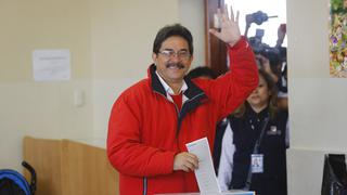 Enrique Cornejo votó en Miraflores acompañado de portátil