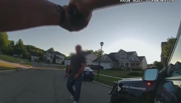 El momento exacto en la que el atacante se enfrentó a la policía. (Captura del video de Facebook de Eaton County Sheriff's Office)