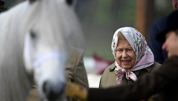 La reina Isabel II del Reino Unido es una fanática de las carreras de caballos. (Foto: AFP)