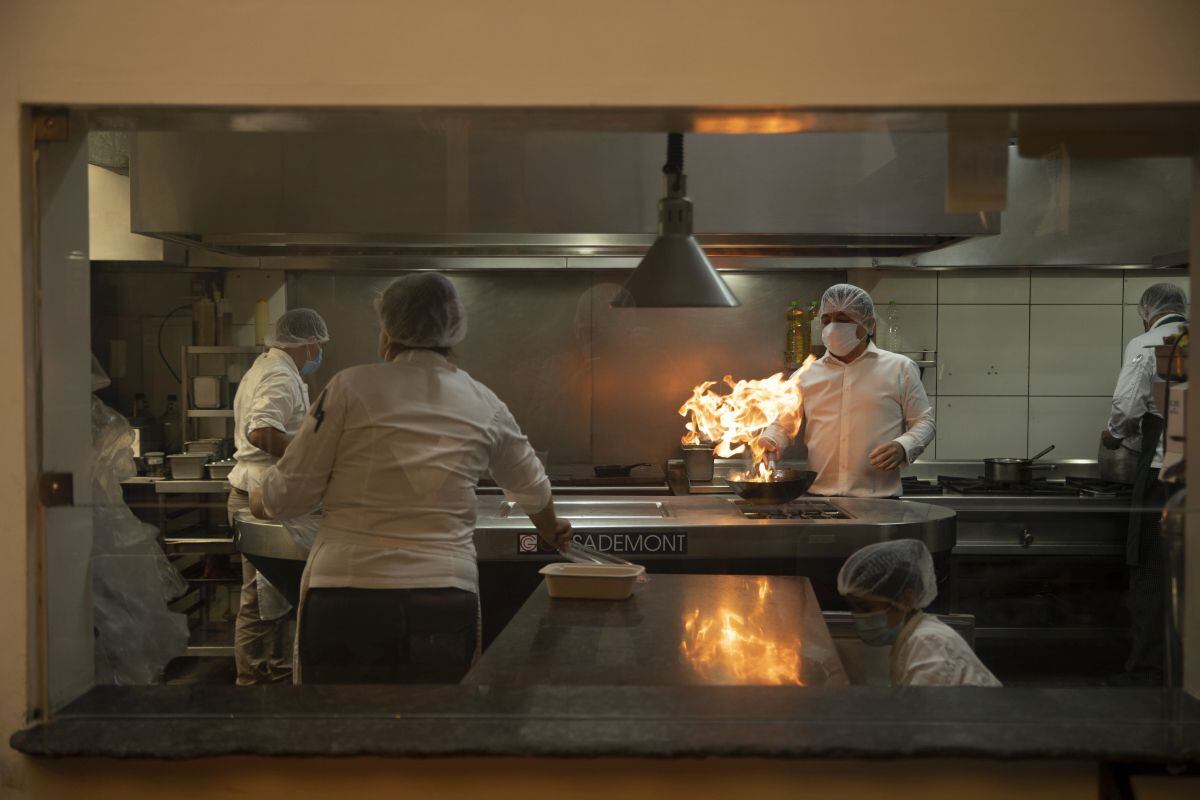 En la cocina de Fiesta los protocolos estrictos son supervisados por personal de bioseguridad. (Foto: José Rojas Bashe)