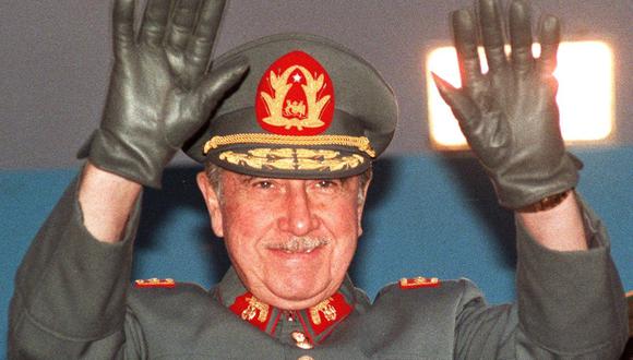 Un 26 de junio de 1974 el general Augusto Pinochet asume los poderes presidenciales en Chile. (MARCO UGARTE / AFP).