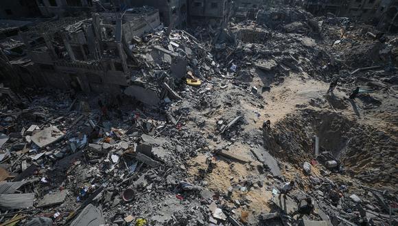 Los palestinos buscan cadáveres y supervivientes entre los escombros del campo de refugiados de Jabalia, un día después de que un ataque aéreo israelí golpeara la zona, en el norte de Gaza, el 1 de noviembre de 2023. EFE/EPA/MOHAMMED SABE