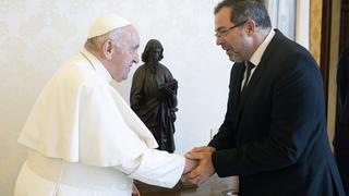 El papa Francisco recibe al embajador ucraniano mientras estudia viajar a Kiev