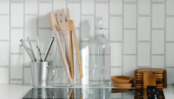 En el día a día, es recomendable limpiar los utensilios de madera con agua muy caliente. (Foto: Pexels)