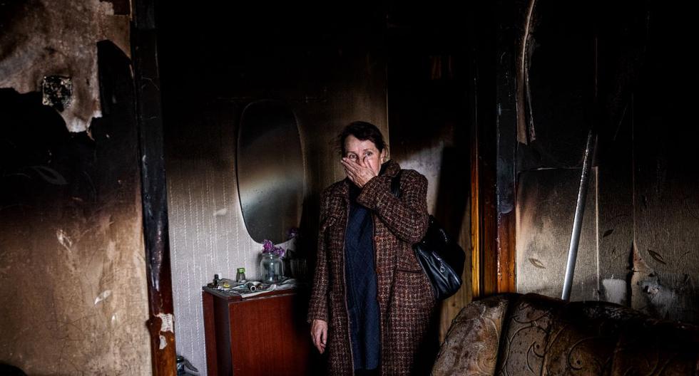 La jubilada ucraniana Lyudmyla Kharchenko, de 63 años, reacciona mientras examina su casa quemada luego de un bombardeo en la ciudad de Bakhmut, en la región de Donetsk. (DIMITAR DILKOFF / AFP).