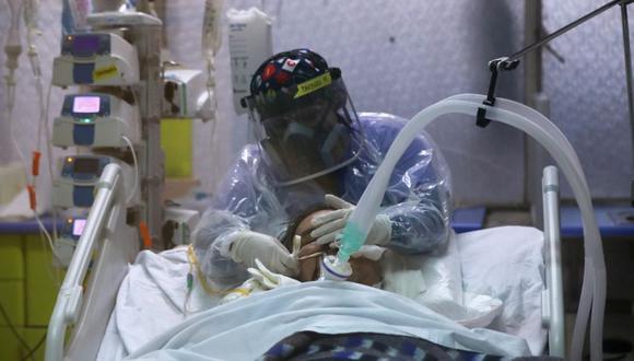 Un trabajador de la salud atiende a un paciente infectado con la enfermedad coronavirus (COVID-19) dentro de una Unidad de Cuidados Intensivos del hospital Posta Central en Santiago, Chile. (Foto: Archivo / REUTERS/Ivan Alvarado).
