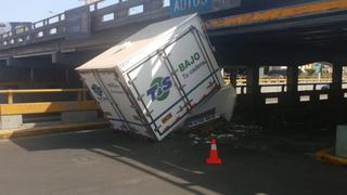 Av. Brasil: camión accidentado excedía en casi 40 cm la altura del puente