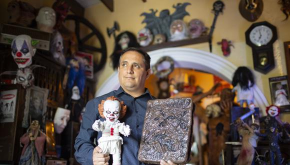 Obregón, con muñeco de IT y copia del Necronomicón en la mano, es director del museo. (Foto: Richard Hirano)