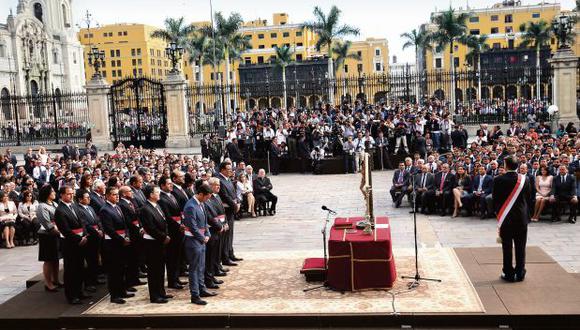 Políticos y familiares de los nuevos ministros se dieron cita ayer en el Patio de Honor de Palacio de Gobierno. (Foto: Andina)