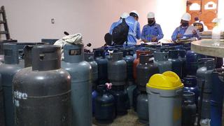 Surco: allanan y clausuran local que almacenaba sin autorización 200 galones de gas 
