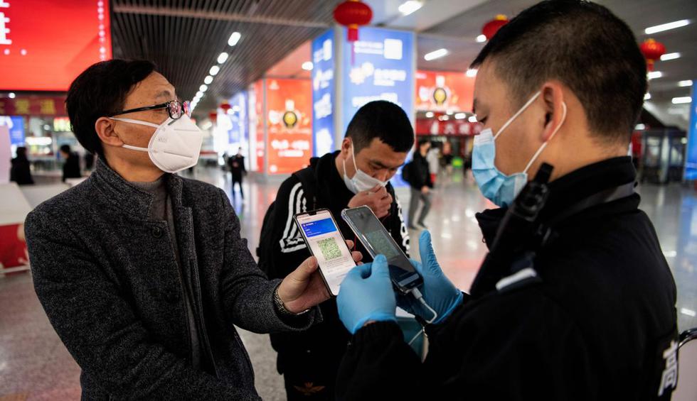 Un pasajero muestra un código QR cuyo color define el riesgo de contagio en función de donde han estado sus propietarios. Alibaba y Tencent crearon aplicaciones que permiten a las autoridades evaluar los estados de salud. (AFP).