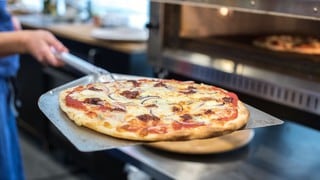 Pizzería a punto de quebrar cambió su historia con un noble gesto hacia los necesitados