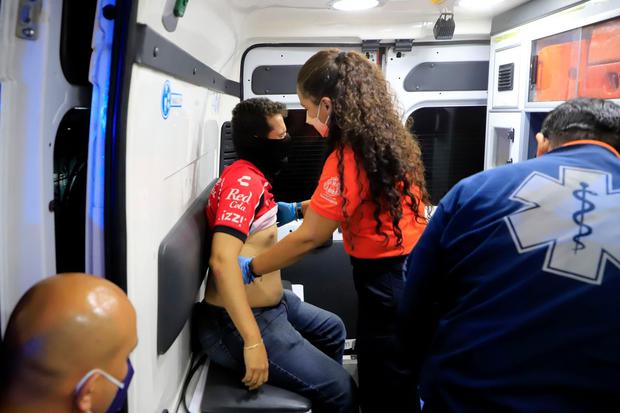 Atlas fans who returned from Querétaro were treated by medical personnel.  (Photo: EFE)