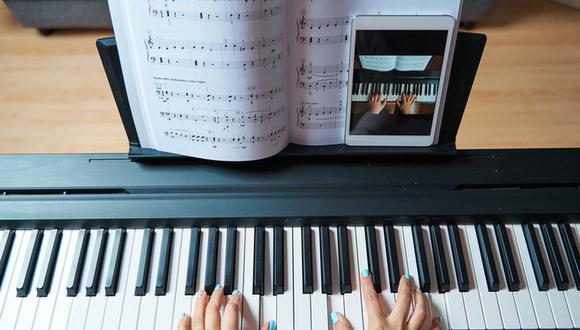 Al aprender algo nuevo, como una canción en el piano, es más eficiente tomar descansos breves que practicar sin parar hasta el agotamiento.