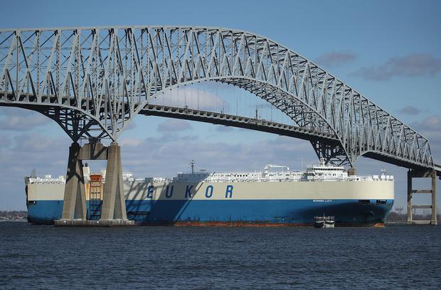 Un buque de carga de salida pasa bajo el puente Francis Scott Key, el 9 de marzo de 2018 en Baltimore, Maryland. (Foto de MARK WILSON / GETTY IMAGES NORTEAMÉRICA / AFP).