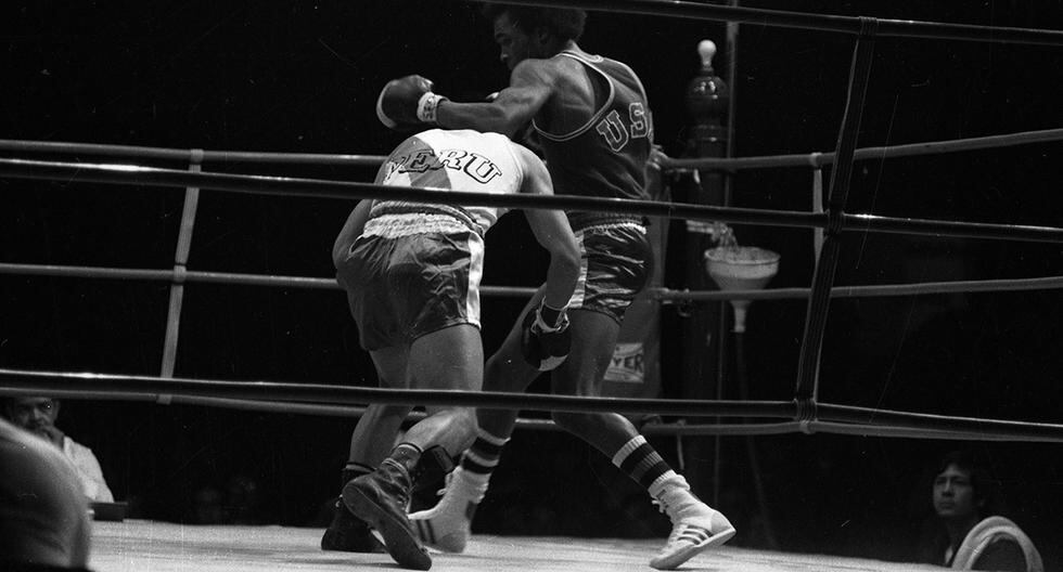 Ciudad de México, 23 de octubre de 1975. Imagen histórica durante el combate entre el magnífico Sugar Ray Leonard y Segundo Cobeñas, el boxeador peruano que lo enfrentó en los Juegos Panamericanos de 1975. (Foto: Jorge Chávez / GEC Archivo Histórico)