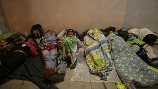 Venezolanos atrapados en Tumbes duermen en el paso fronterizo