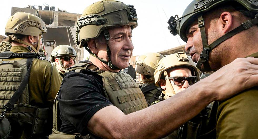 El primer ministro de Israel, Benjamin Netanyahu (centro), se reúne con soldados en un lugar no revelado de la Franja de Gaza. (AFP).