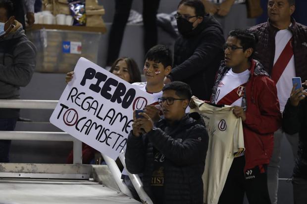 Hinchas de Universitario estuvieron presentes en el partido de Perú y no dudaron en escribirle un pedido especial a Piero Quispe. (Foto: Giancarlo Ávila / @photo.gec)