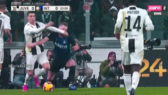 Juventus vs. Inter de Milán: Cristiano Ronaldo hizo sangrar a rival con este golpe. (Foto: captura)