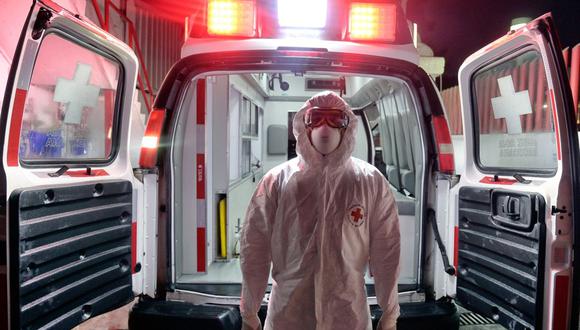 El paramédico de la Cruz Roja Mexicana Jesús Carmona posa para una foto luego de haber trasladado a un paciente de coronavirus COVID-19 a una sala de emergencias en Toluca, México, el 8 de enero de 2021. (Foto de ALFREDO ESTRELLA / AFP).