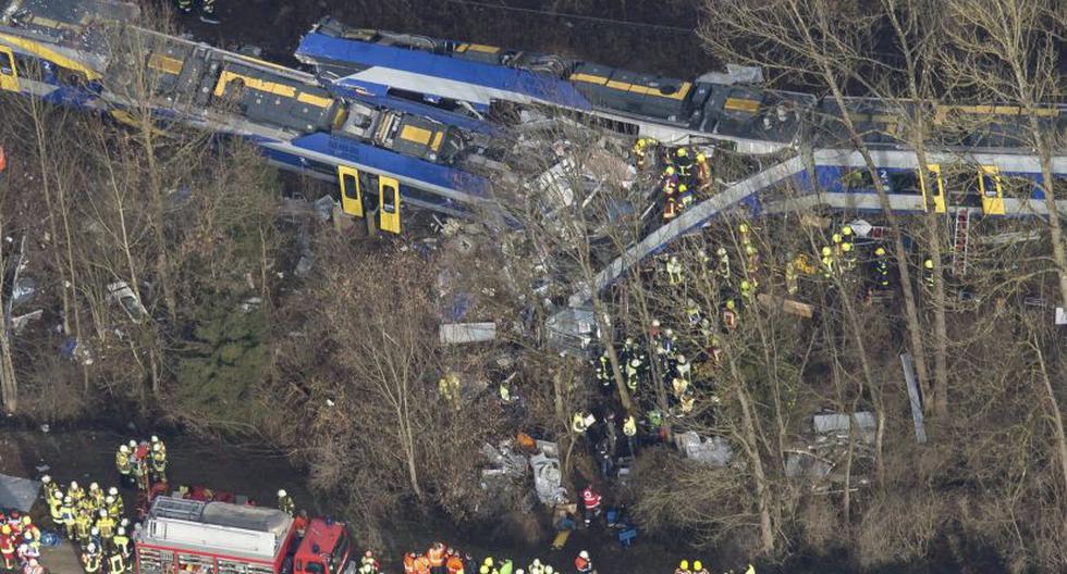 Rescatistas trabajan en el lugar donde se produjo el choque de dos trenes en Bad Aibling, Alemania. (Foto: EFE)