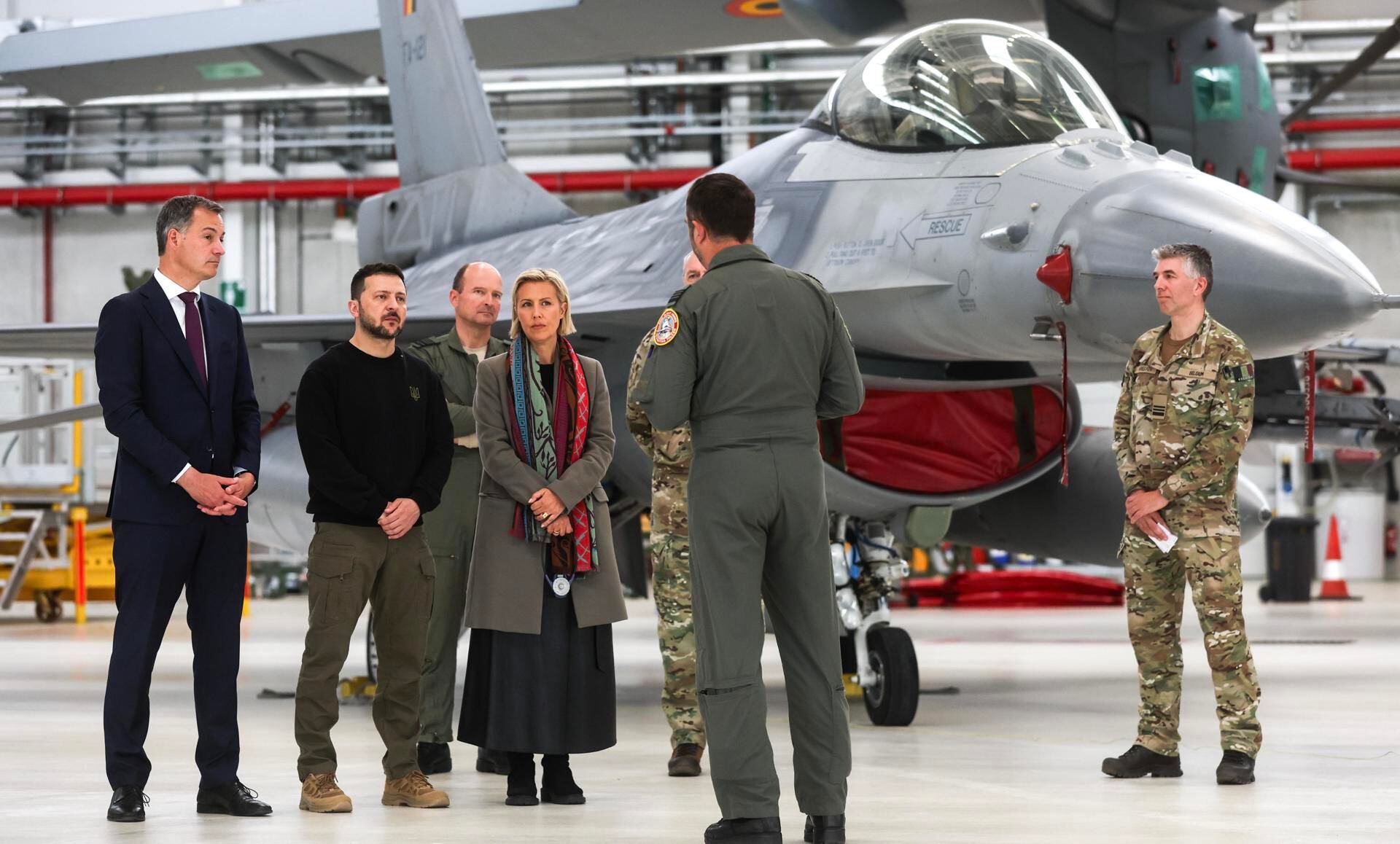 El primer ministro de Bélgica, Alexander De Croo (izq), el presidente de Ucrania, Volodymyr Zelensky y la ministra de Defensa belga, Ludivine Dedonder, durante el acuerdo para la entrega de aviones de combate F-16. (EFE/EPA/OLIVIER HOSLET).
