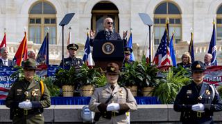 Biden homenajea a los policías que contuvieron el asalto al Capitolio