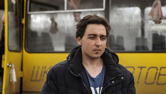 Dimitro, de 22 años, prefiere no mirar a la cámara mientras posa rápidamente tras llegar a Zaporiyia del "infierno" de Mariúpol, donde vio morir a su madre cuando el ejercito ruso bombardeó un corredor humanitario. (EFE/Manuel Bruque).