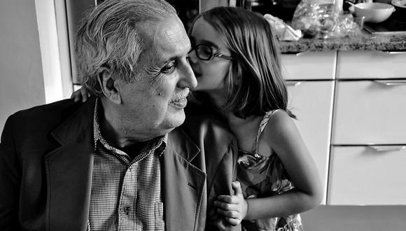En la intimidad: el elusivo Luis Loayza en una inusual escena familiar con su nieta Sibylle, en mayo de 2011.