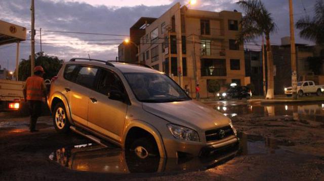 Trujillo: camioneta se hundió en buzón de barrio inundado - 1