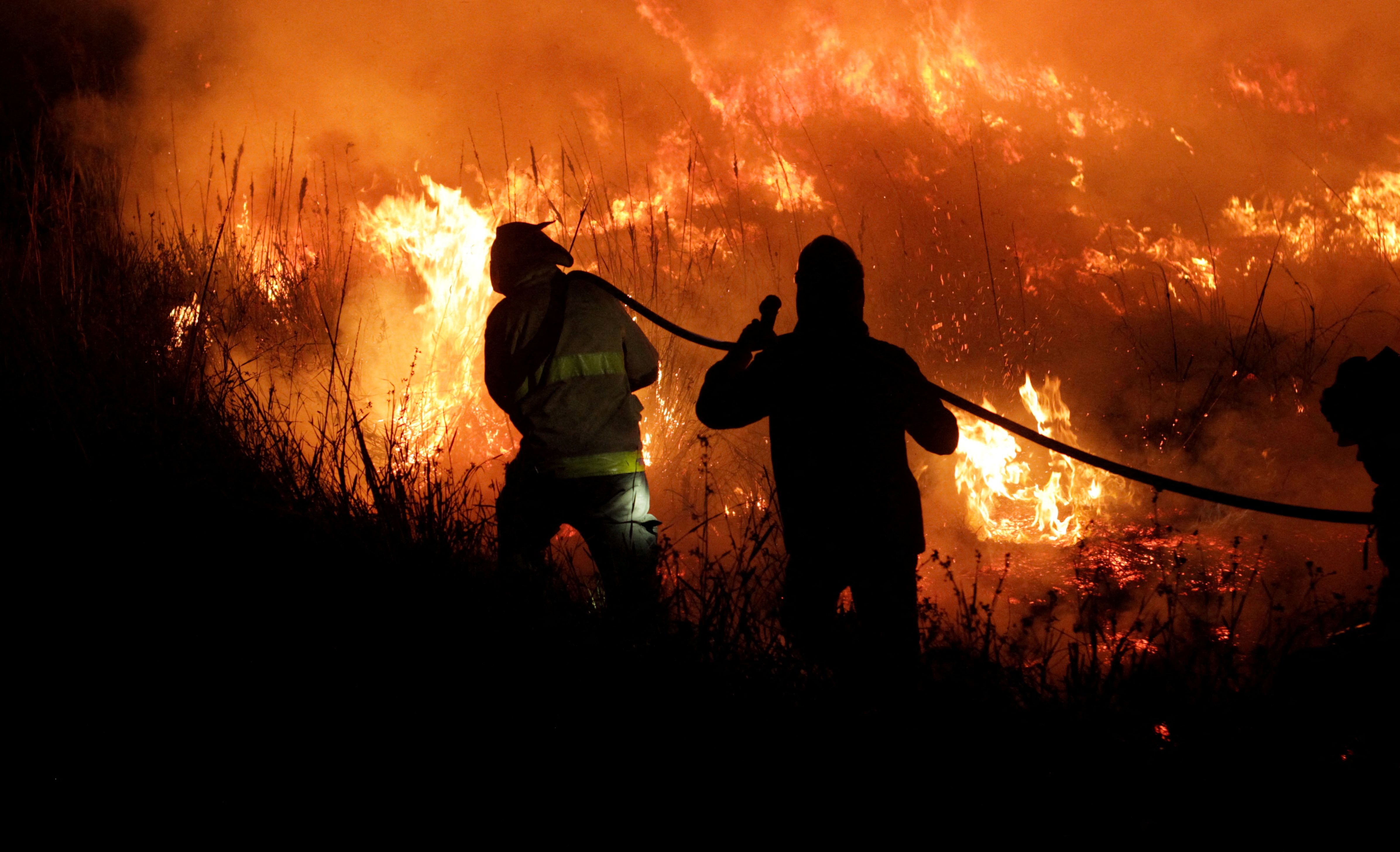 Пожарный пожар видео. Пожар в Гиганте. Аргентинские пожарные. Pictures in the Fire.