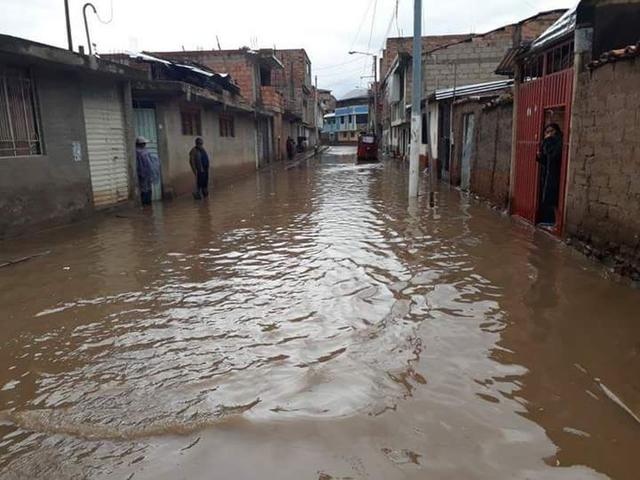 Debido a la intensa lluvia que se registró la madrugada del viernes en la región Cusco, varias calles del distrito de Sicuani, ubicada en la provincia de Canchis, han terminado inundadas. (Foto: cortesía)