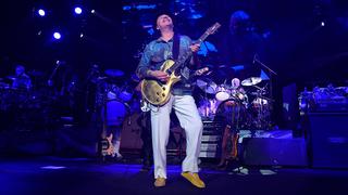 Carlos Santana: ¿cuál es el estado de salud del músico tras sufrir desmayo en pleno concierto? 