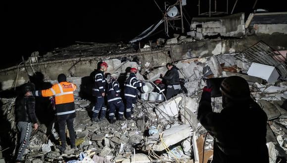 Personal de emergencia durante una operación de búsqueda y rescate en el sitio de un edificio derrumbado después de un terremoto en el distrito de Iskenderun de Hatay, Turquía.
