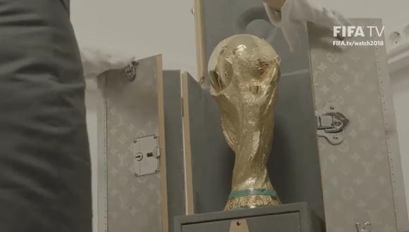 La FIFA mostró cómo es que se traslada la Copa del Mundo que será entregada al campeón de Rusia 2018. (Autor: FIFA)