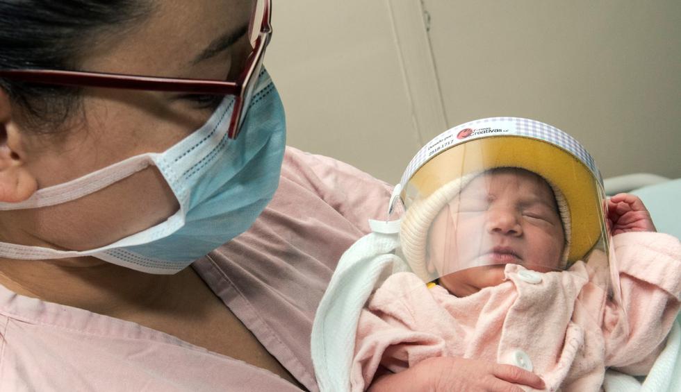 Los bebes que nacen en los hospitales públicos de Costa Rica reciben una careta protectora como parte de las medidas para salvaguardarlos de un posible contagio de coronavirus. (STR / AFP).