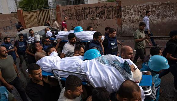 Miembros de la prensa, el 10 de octubre, ayudando a transportar los cuerpos de dos periodistas palestinos muertos por un ataque aéreo israelí en Gaza. (Fotografía: Fátima Shbair/AP)