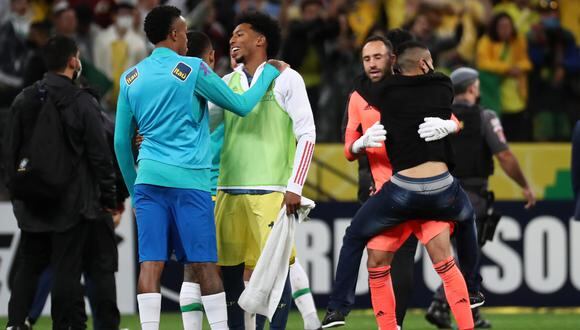 Luego de que Colombia pierda 1-0 ante Brasil en la Arena de Sao Paulo, hincha se metió al campo para abrazar a David Ospina.