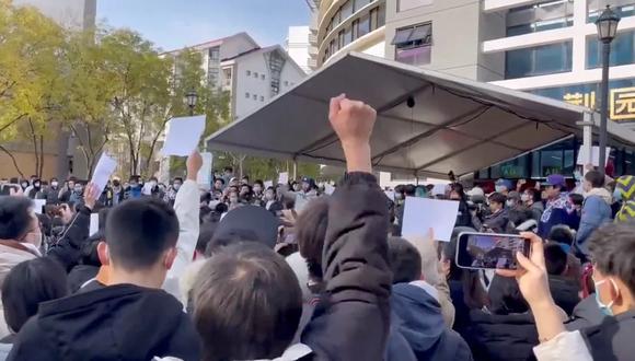 Estudiantes participan en una protesta contra las restricciones del coronavirus COVID-19 en la Universidad de Tsinghua en Beijing. (REUTERS).