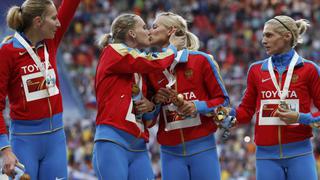 Un beso entre atletas rusas desafía a Putin en el Mundial de Atletismo
