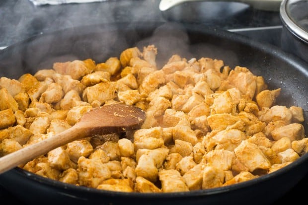 Lo mejor es freír el pollo en pequeñas cantidades en la sartén con mucha paciencia y no de esta forma. (Foto: Pixabay)