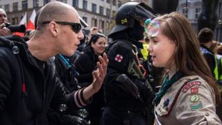 [BBC] La historia detrás de la foto de la niña y el neonazi