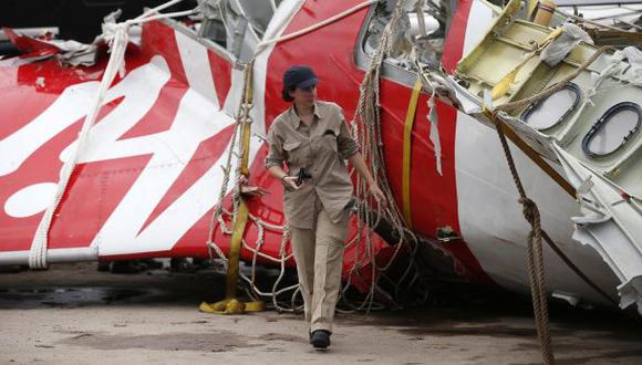 El avión de AirAsia "sufrió una explosión" antes de estrellarse