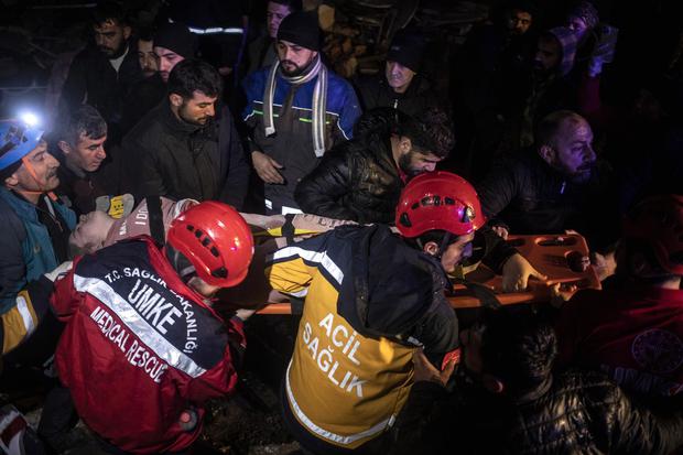 El personal de emergencia turco ayuda a una víctima en la zona de un edificio derrumbado después de un terremoto en Diyarbakir, Turquía, el 6 de febrero de 2023. (EFE/EPA/REFIK TEKIN).