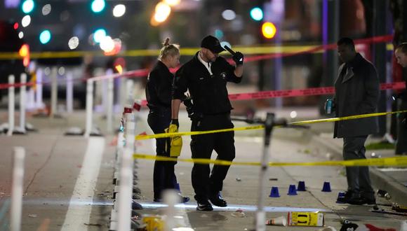 Investigadores del Departamento de Policía de Denver trabajan en la escena de un tiroteo masivo a lo largo de Market Street entre las avenidas 20 y 21 durante una celebración después de que los Denver Nuggets ganaran el primer campeonato de la NBA del equipo el martes 13 de junio de 2023 en Denver (Foto: David Zalubowski/AP)